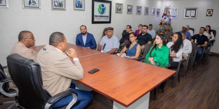 Pro Consumidor dice 1 de diciembre vence plazo para cubrir los botellones de agua expuestos al sol