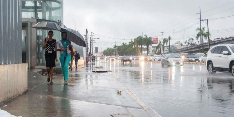 El paso del sistema frontal de los últimos días dejará lluvias débiles en el país este lunes