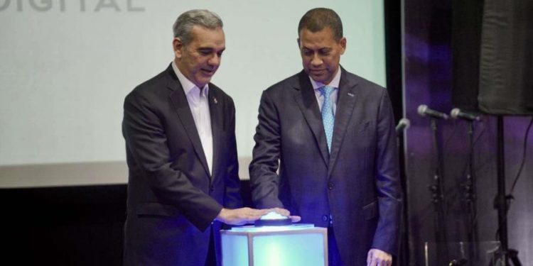 Abinader pulsa el botón que simboliza el apagón análogo y el encendido de la televisión digital