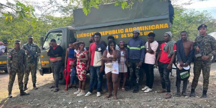 Ejército entrega a otros dos dominicanos ante el Ministerio Público por tráfico de indocumentados