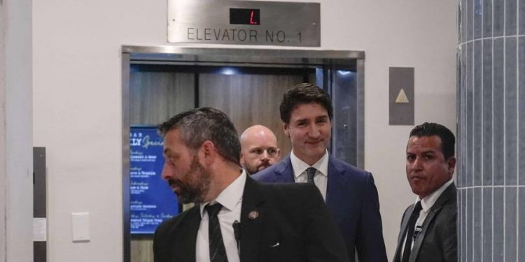 Primer Ministro de Canadá se reúne con Trump en Florida tras amenaza de aranceles