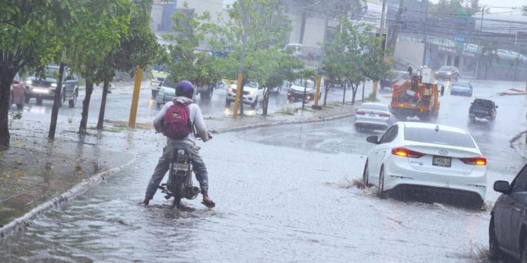 La presencia de una vaguada seguirá provocando tronadas y lluvias este jueves