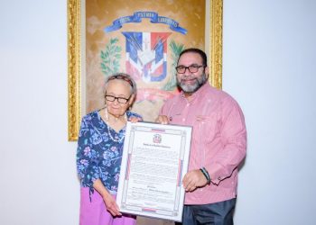 Senado de la República reconoce a la escritora Rhina Polonia Espaillat