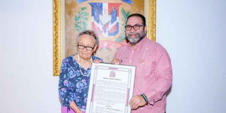 Senado de la República reconoce a la escritora Rhina Polonia Espaillat