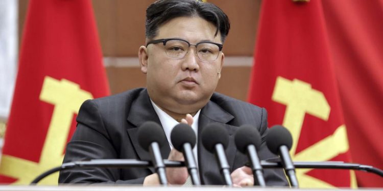 Corea del Norte declara una estrategia "más fuerte" contra EE.UU. tras reunión plenaria