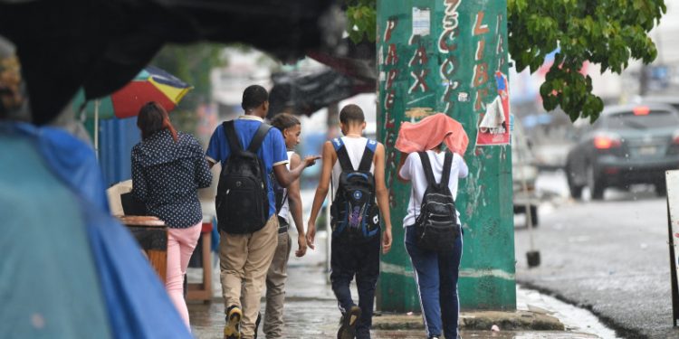 Torrenciales lluvias afectan inicio del fin de semana; continuarán sábado y domingo