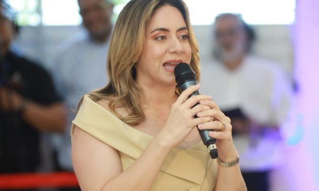 Gloria Reyes le responde a Leonel sobre el bono: “Yo supongo que no va a ir a un centro a buscar su tarjeta física”