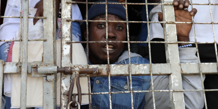 Exigen impedir alquilen casas a haitianos ilegales