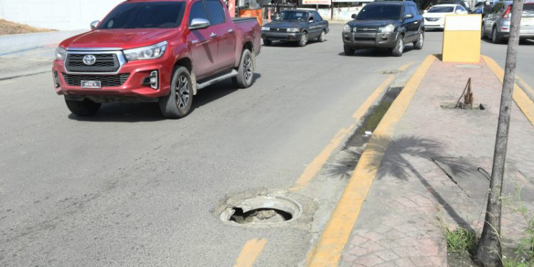 Astacio pide ‘paciencia’ ante filtrantes sin tapas