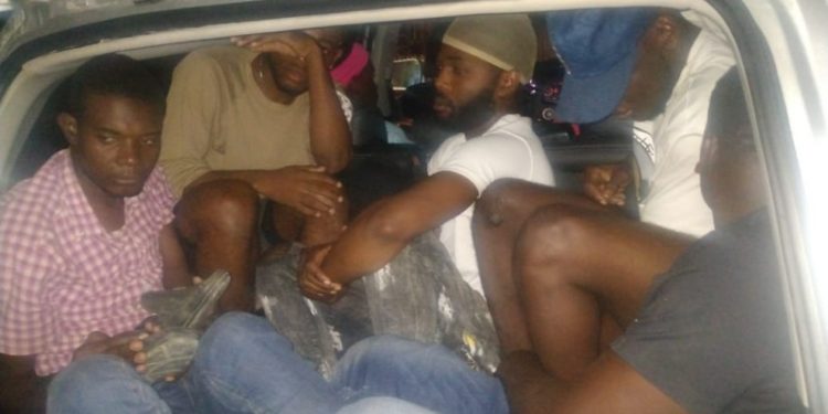 Migración detiene a 26 haitianos ilegales que eran transportados en tres vehículos
