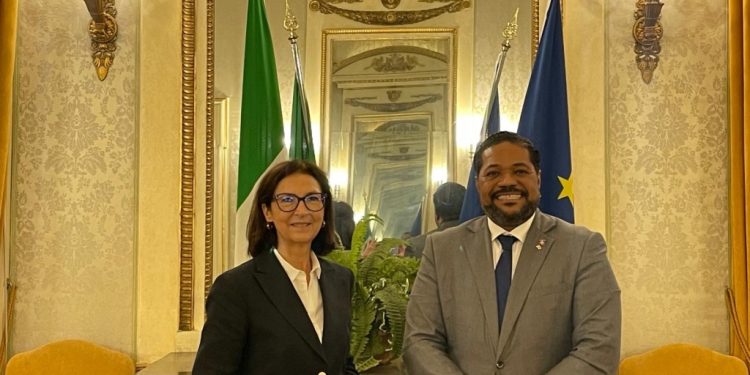 Cónsul General Dominicano Nelson Carela, encuentra a la perfecta de la ciudad de Génova Cinzia Torraco.