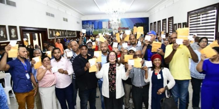 Gobernadora entrega bonos a más de 300 juntas de vecinos de la provincia de Santiago