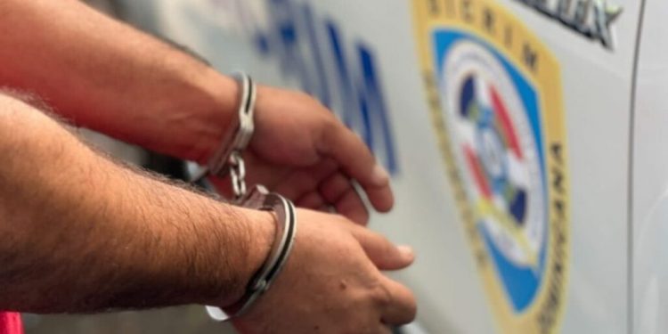 Policía detiene hombre que supuestamente vendía bonos navideños