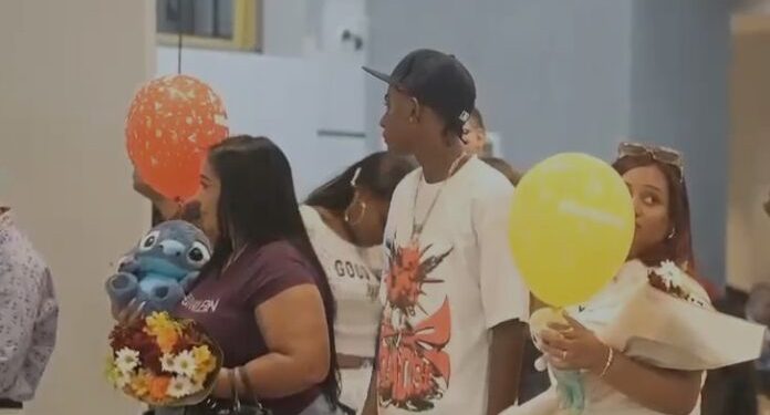 Viajeros llegan al país para recibir el Año Nuevo junto a sus seres queridos