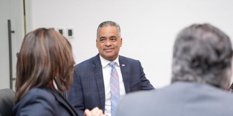 Ministro Santos saluda aprobación de la modificación al artículo 4 de Ley de Hidrocarburos