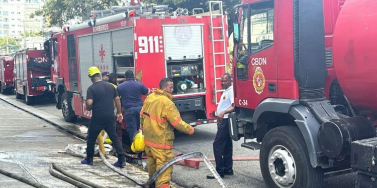 Se registra un incendio en Plaza Bolera de la Av. Abraham Lincoln