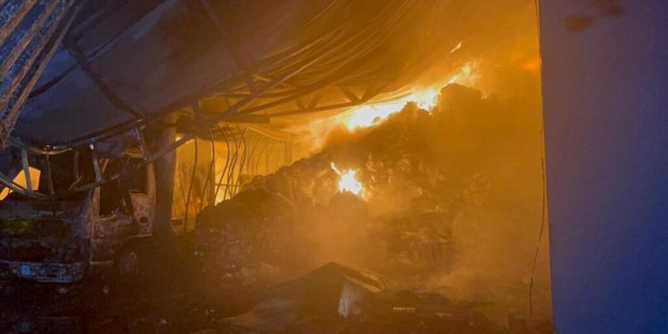 Incendio destruye almacén y vivienda en Santiago