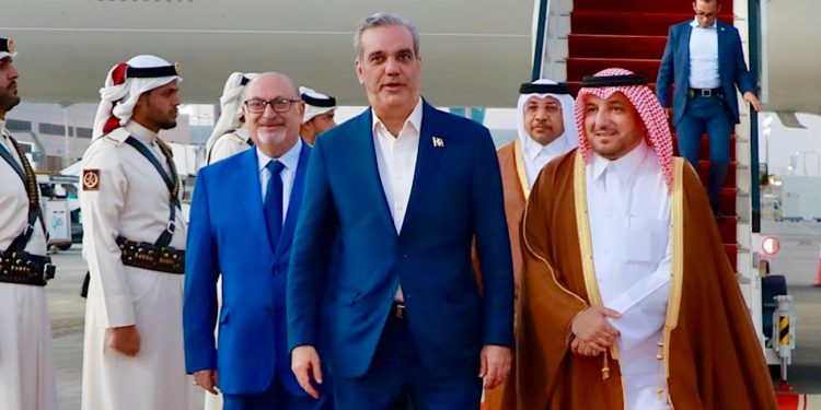 Presidente Abinader llega a Qatar para participar mañana sábado en la inauguración del Foro Mundial de Doha y agotar una visita oficial