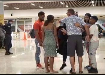 Dominicanos ausentes llegan al país para disfrutar navidad con seres queridos