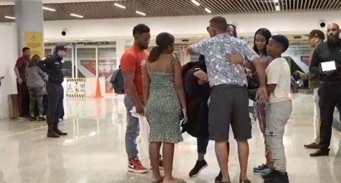 Dominicanos ausentes llegan al país para disfrutar navidad con seres queridos