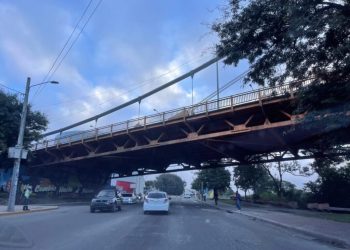 Hombre sobrevive tras lanzarse de un puente en Santiago