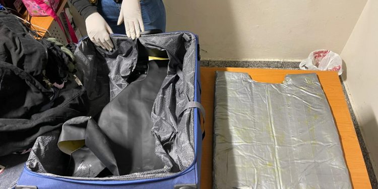 OCUPAN CINCO PAQUETES DE PRESUNTA COCAÍNA EN DOBLE FONDO DE VARIAS MALETAS; ARRESTAN TRES EXTRANJEROS