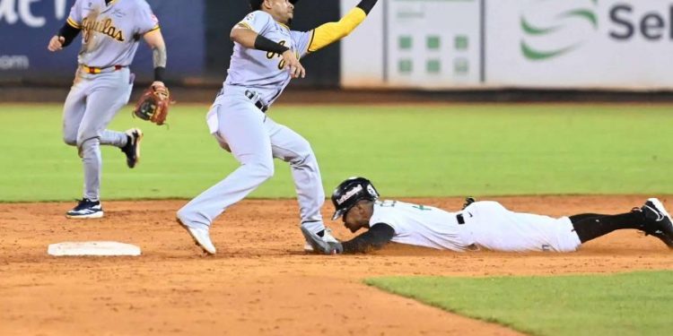 Águilas clasifican y se ponen a un juego del primer lugar con contundente victoria sobre Estrellas