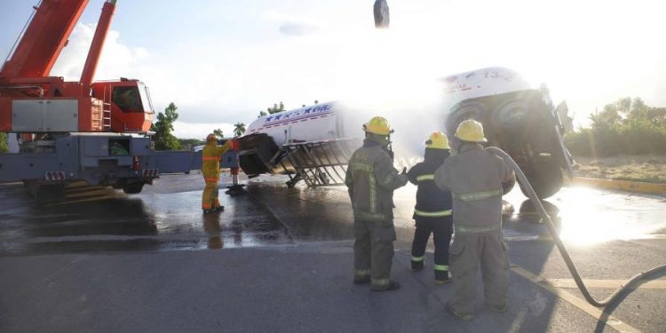 Bomberos controlan volcadura de tanquero con 8,000 galones de GLP en avenida Circunvalación Norte de Santiago