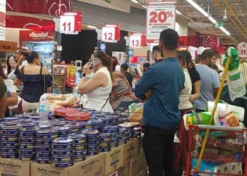 Familias se preparan para la Nochebuena con compras masivas