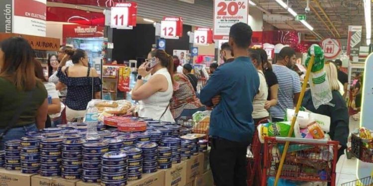 Familias se preparan para la Nochebuena con compras masivas