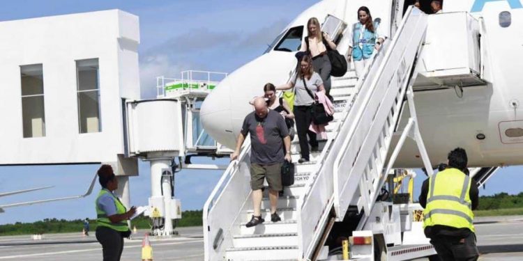 Abinader califica de "histórica" la llegada del visitante 11 millones a la República Dominicana