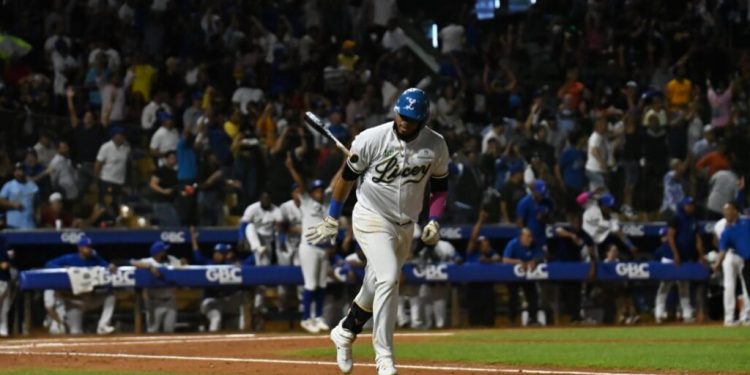 A ritmo de 27 imparables, el Licey aplasta a las Águilas, en histórico partido
