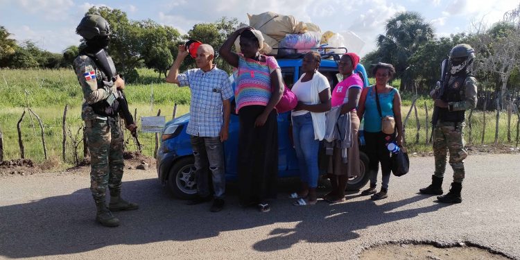 Miembros del Ejército detienen a 30 migrantes haitianos indocumentados en Montecristi