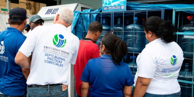 Pro Consumidor decomisa cientos de botellones de agua que estaban expuestos a rayos del sol