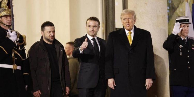 Macron habla de día histórico al reunir a Trump y Zelenski y les pide trabajar por la paz