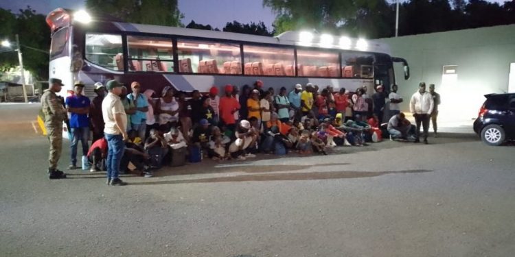 Autoridades detienen 77 haitianos indocumentados en Azua