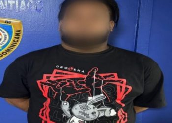 Se entrega a la policía “Juan Metalera”, acusado de herir un agente y un civil por un roce vehicular en Santiago