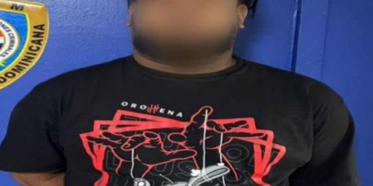 Se entrega a la policía “Juan Metalera”, acusado de herir un agente y un civil por un roce vehicular en Santiago