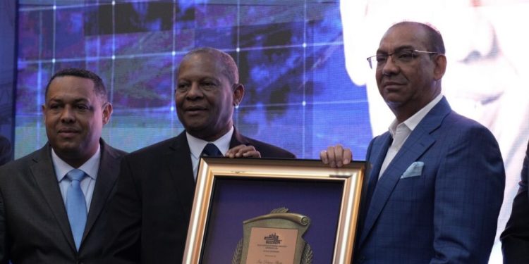 El CODIA reconoce a personalidades empresariales en ceremonia especial