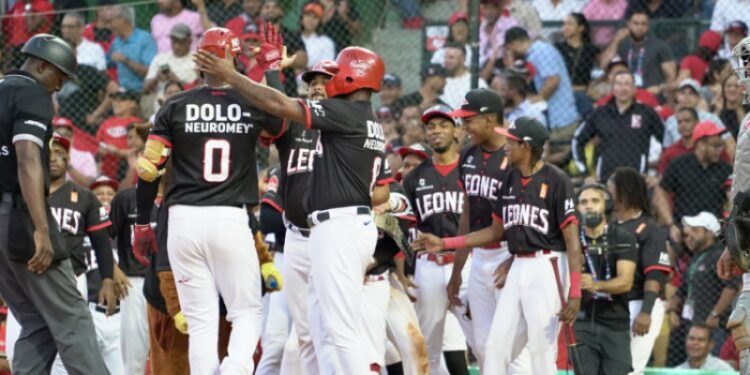 Leones propinan séptima derrota en línea a Águilas