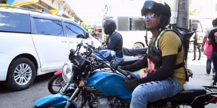 Motoconchistas apoyan modelo único de casco protector