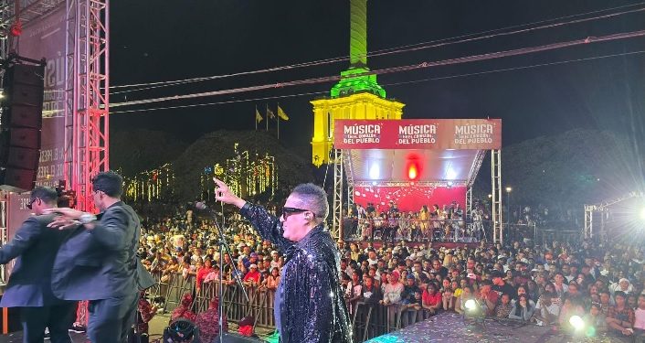 SANTIAGO: Miles recibieron el año 2025 frente al Monumento