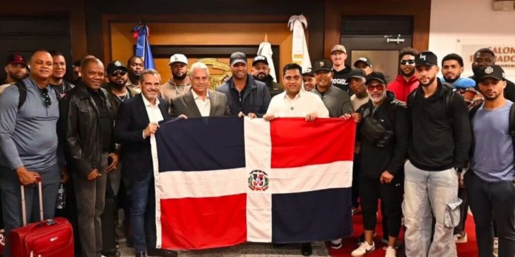 Leones del Escogido reciben la bandera nacional antes de partir a la Serie del Caribe 2025