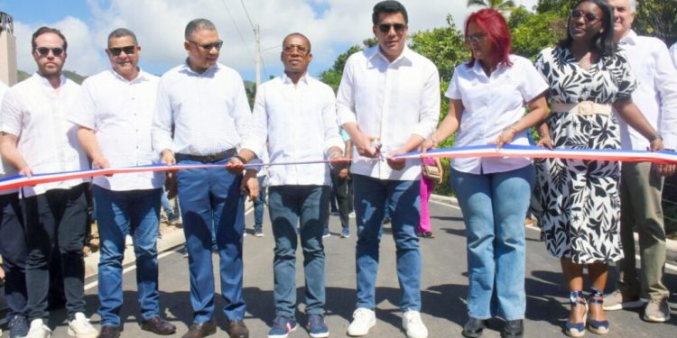 David Collado entrega obra en Arroyo Barril y deja iniciadas otras en Santa Bárbara, Samaná