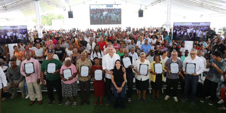 Presidente Abinader entrega 708 títulos de propiedad en Batey Palavé que beneficiarán a 2,832 personas; mandatario estuvo acompañado de primera dama Raquel Arbaje