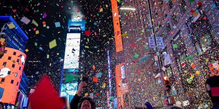 Neoyorquinos reciben el 2025 con lluvia, truenos y confetis