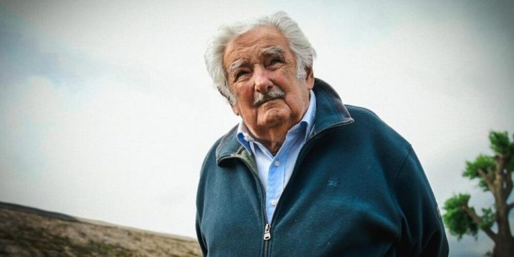 Mujica informa de que el cáncer se le expandió al hígado: «Me estoy muriendo»