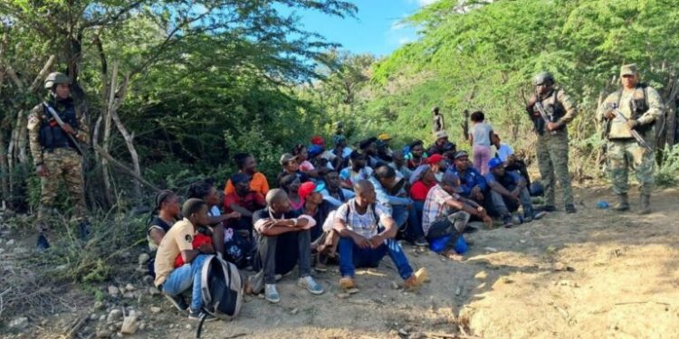Patrulla del Ejército intercepta jeep con 20 nacionales haitianos indocumentados en Valverde