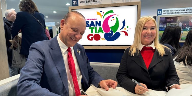 Alcaldía de Santiago y tours operadores firman acuerdo en FITUR para llevar turistas al Carnaval de Santiago.