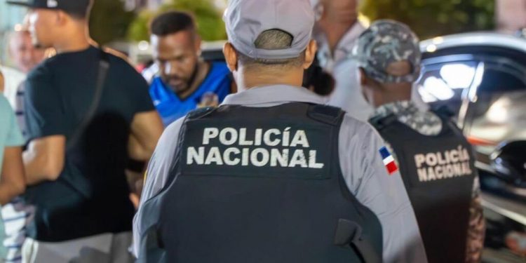 Detienen dos hombres con 29 tarjetas bancarias presumiblemente falsas y armas en operativos separados